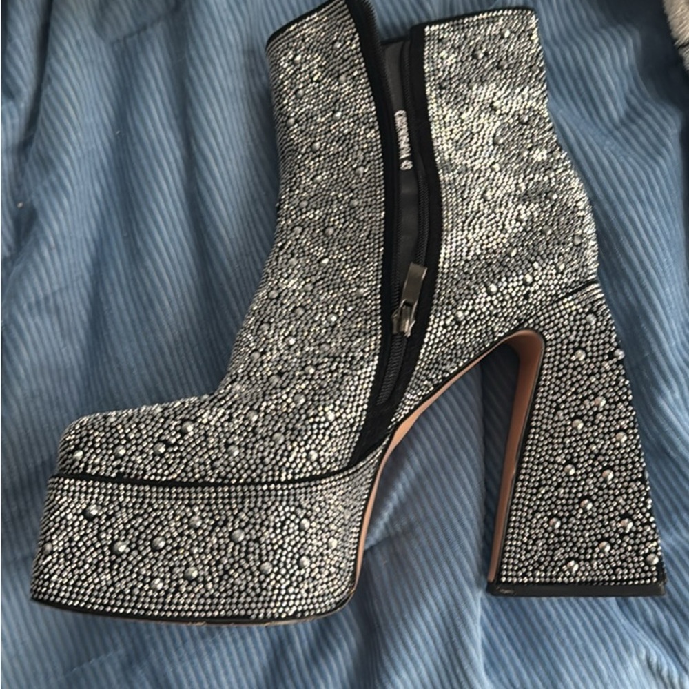 Cute Rhinestone boots. - Picture 3 of 7